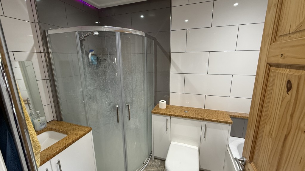 Lot: 142 - DETACHED THREE-BEDROOM BUNGALOW WITH GARAGE - Internal image of bathroom